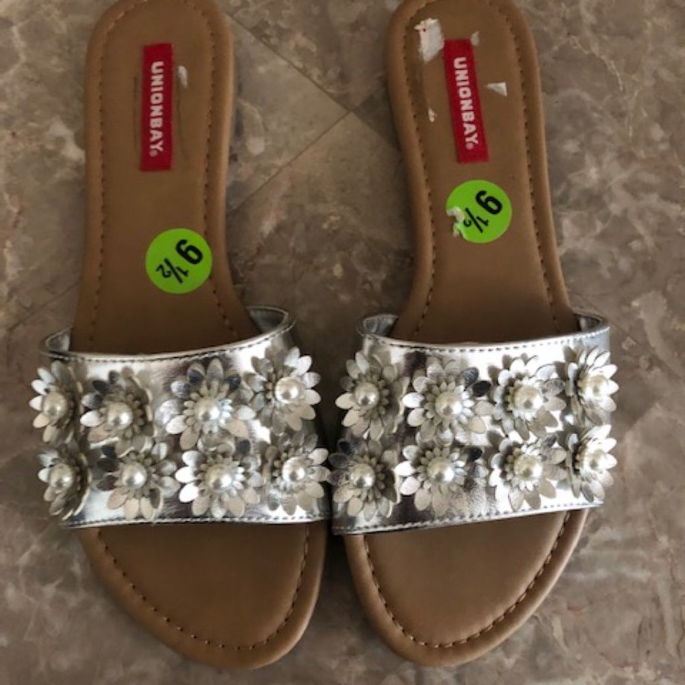SILVER FLOWER WITH FAUX PEARLS SLIP ON SANDALS - Picture 4 of 4